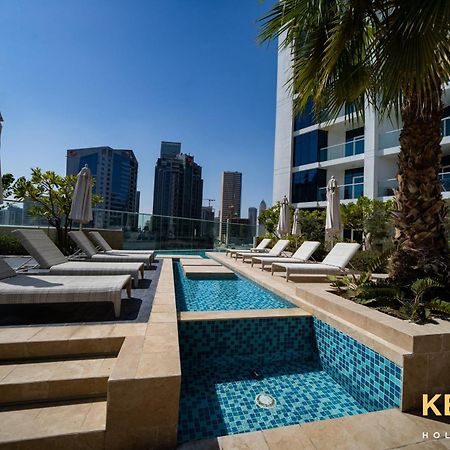Sleek Studio In Prive With Stunning Canal View Dubai Bagian luar foto