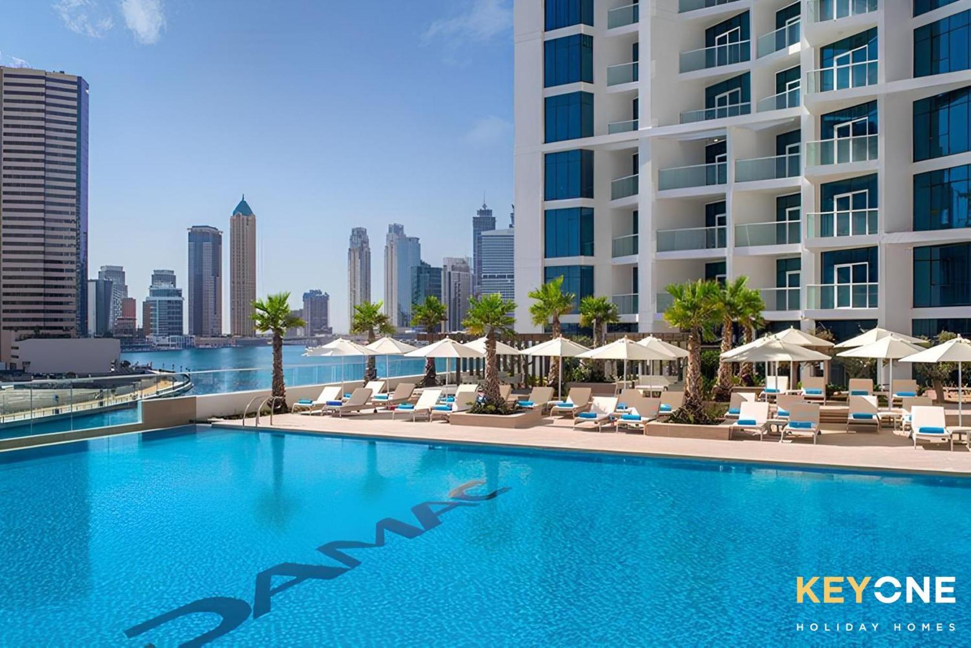 Sleek Studio In Prive With Stunning Canal View Dubai Bagian luar foto