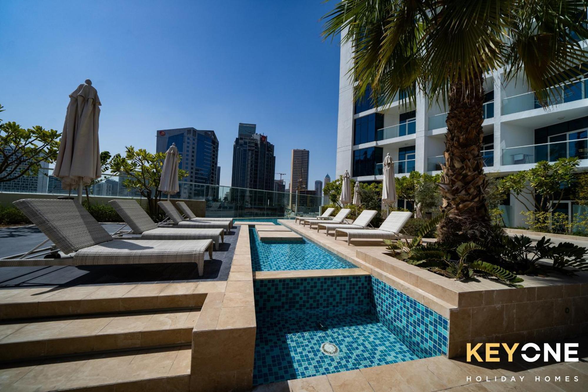 Sleek Studio In Prive With Stunning Canal View Dubai Bagian luar foto
