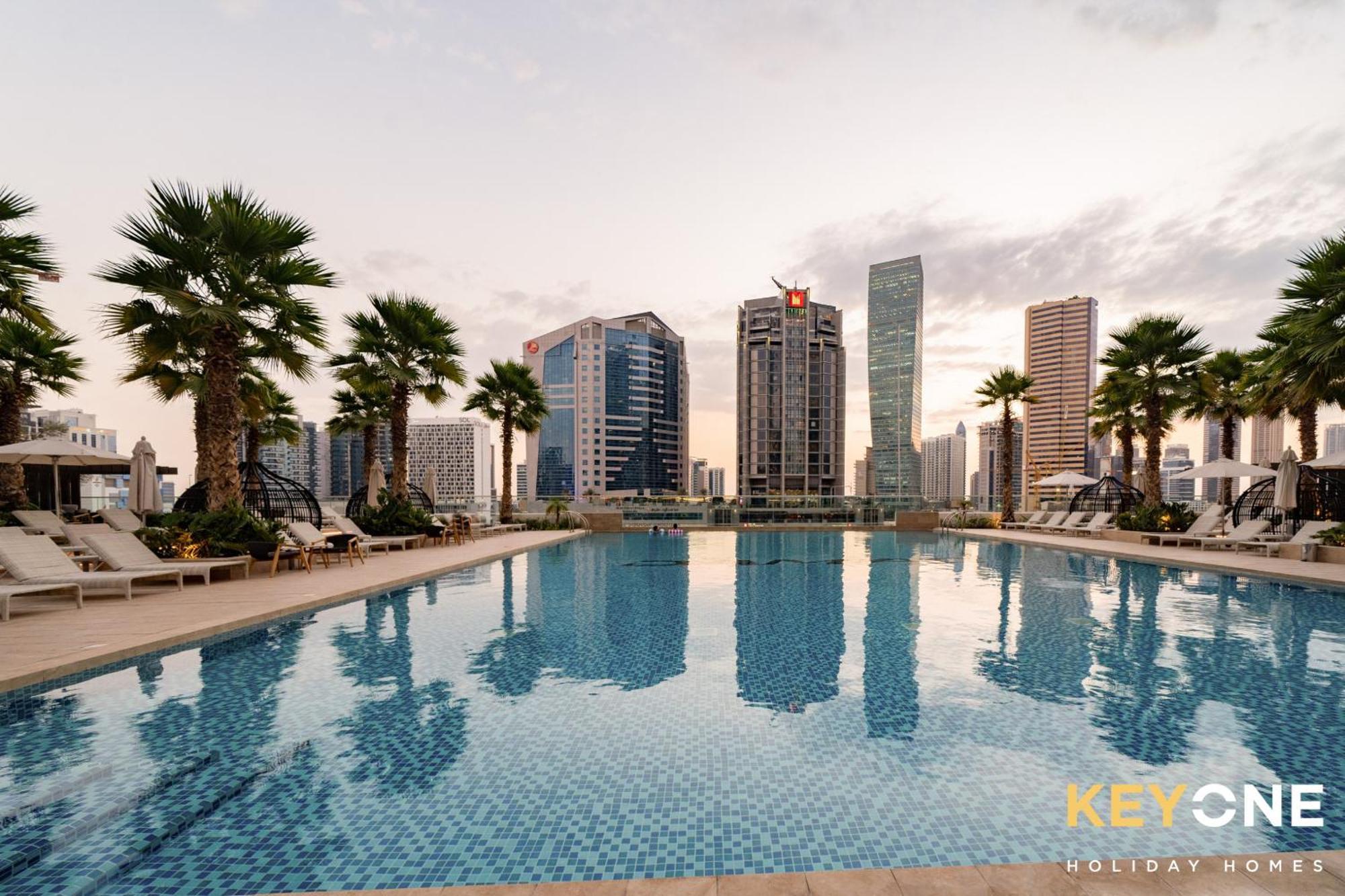 Sleek Studio In Prive With Stunning Canal View Dubai Bagian luar foto