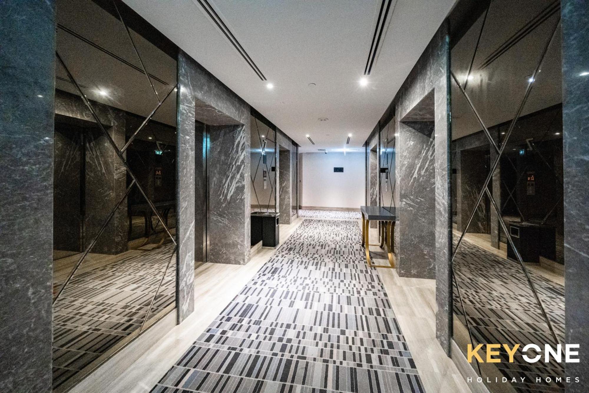 Sleek Studio In Prive With Stunning Canal View Dubai Bagian luar foto