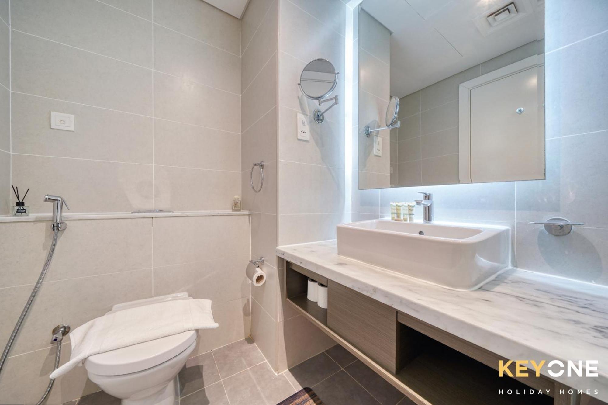 Sleek Studio In Prive With Stunning Canal View Dubai Bagian luar foto