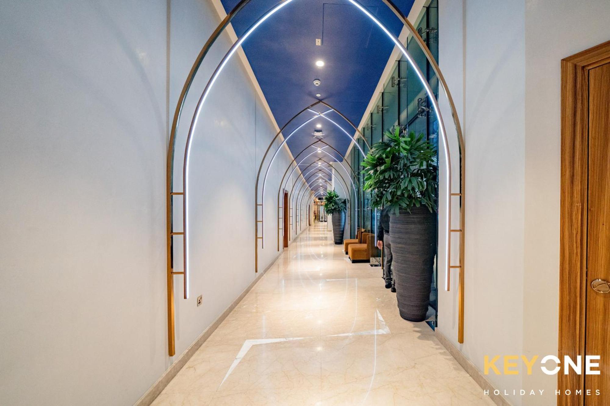 Sleek Studio In Prive With Stunning Canal View Dubai Bagian luar foto