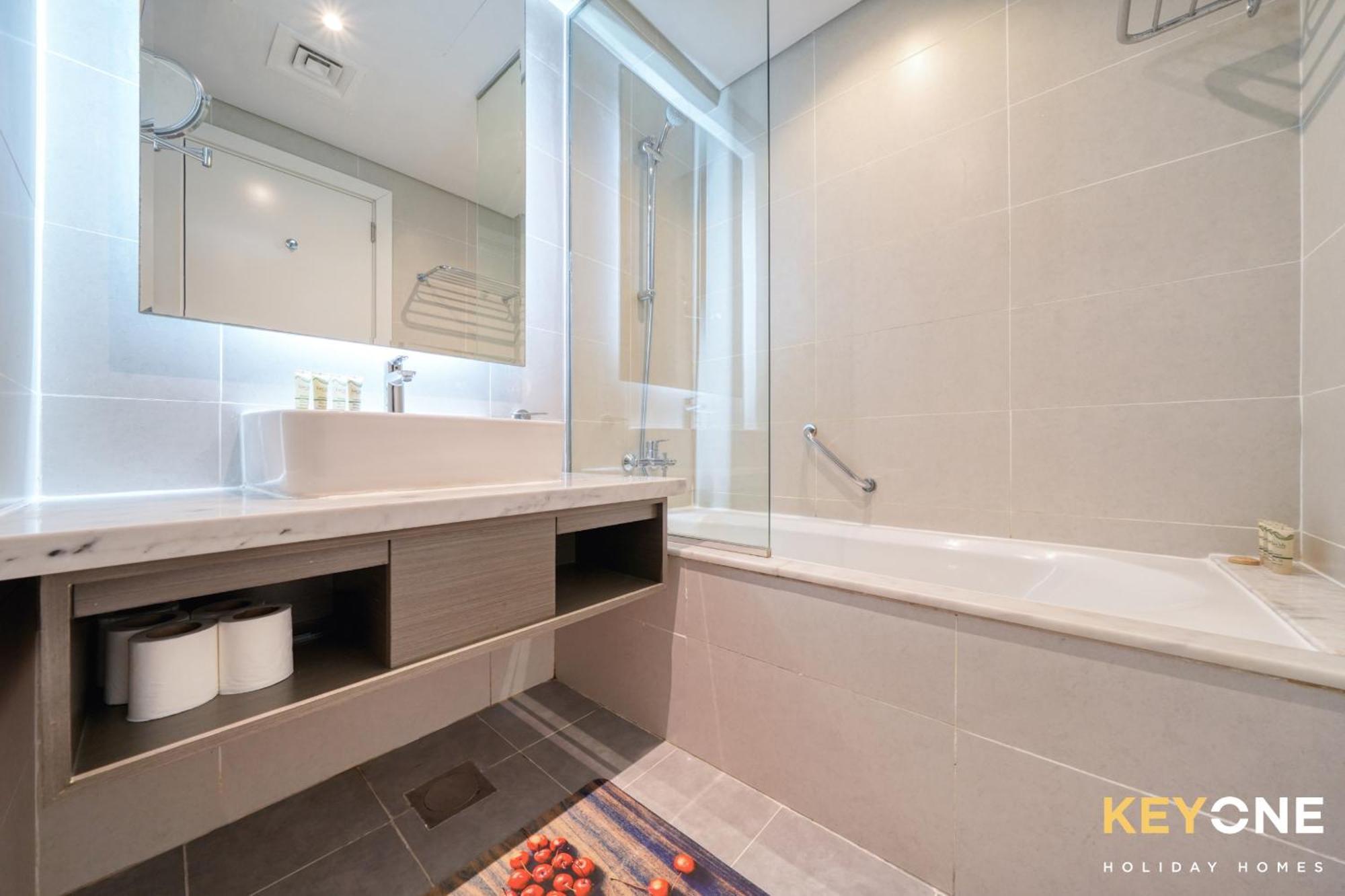 Sleek Studio In Prive With Stunning Canal View Dubai Bagian luar foto
