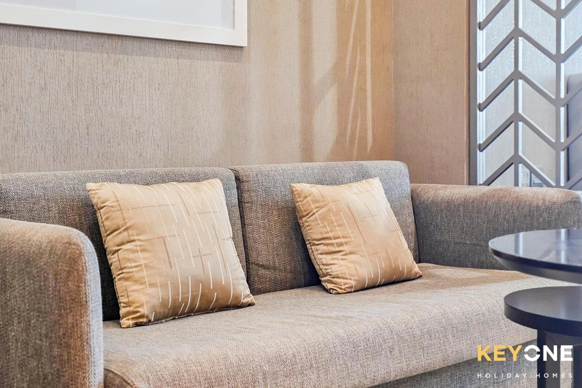 Sleek Studio In Prive With Stunning Canal View Dubai Bagian luar foto