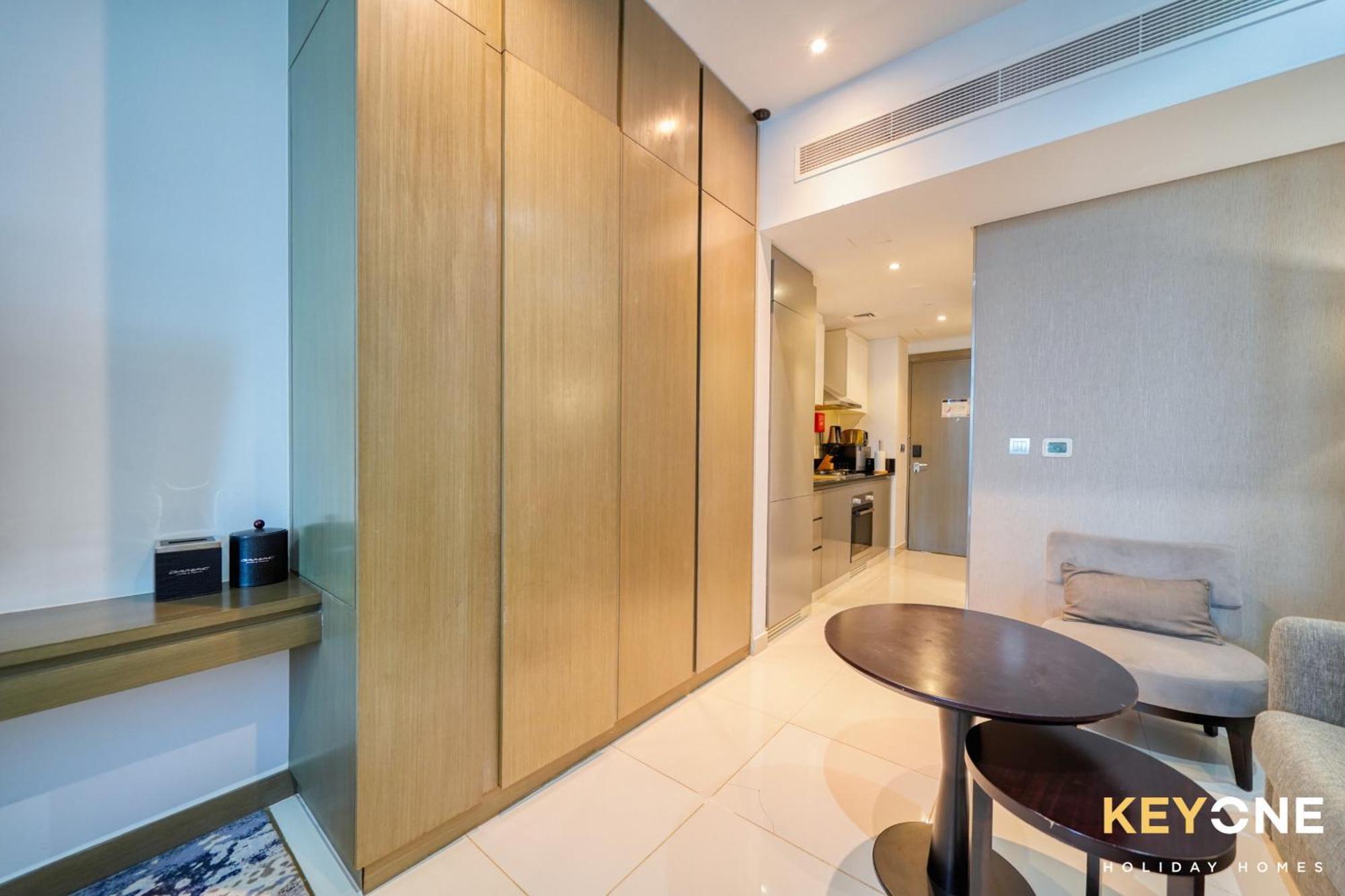 Sleek Studio In Prive With Stunning Canal View Dubai Bagian luar foto