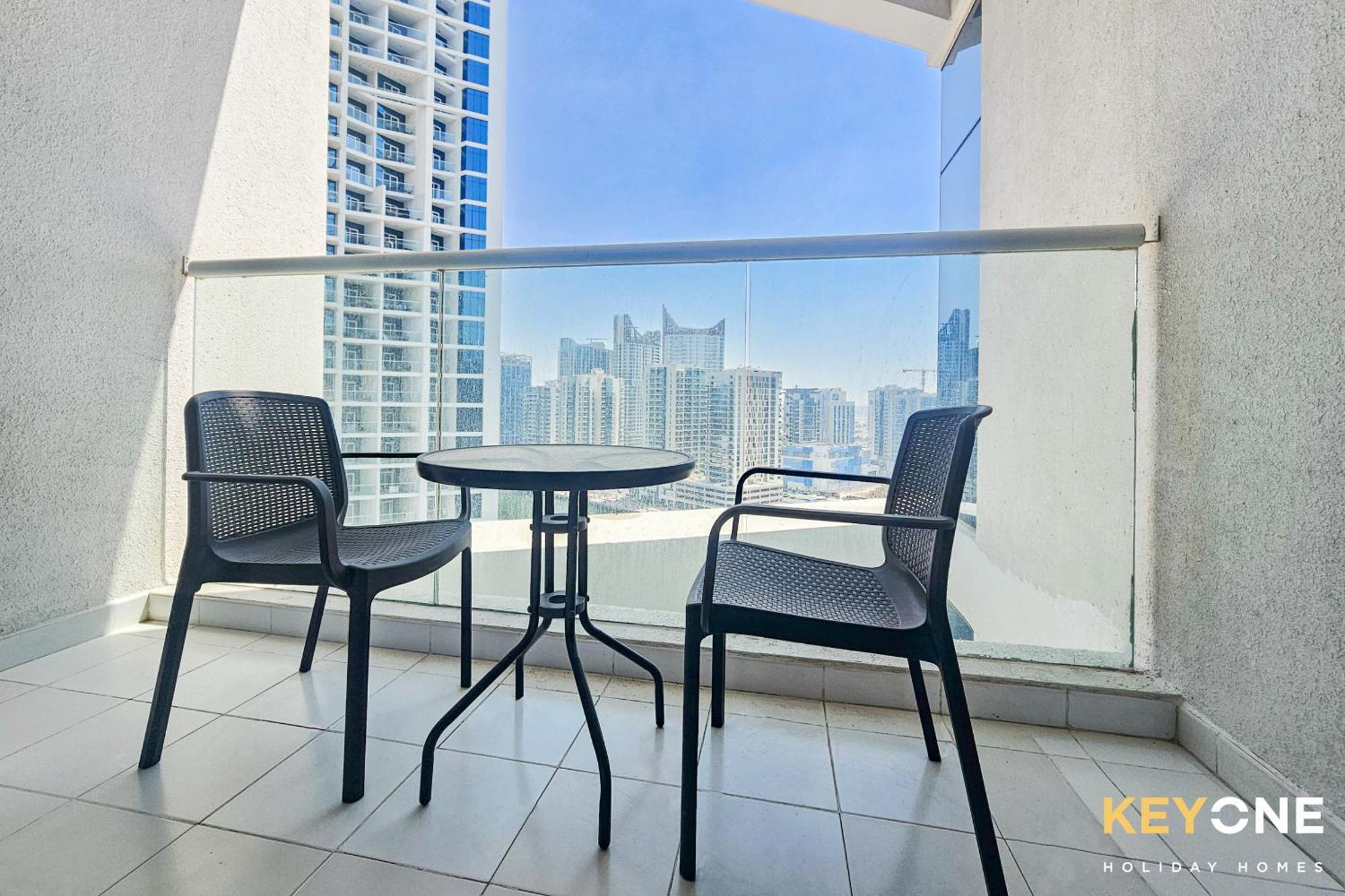 Sleek Studio In Prive With Stunning Canal View Dubai Bagian luar foto
