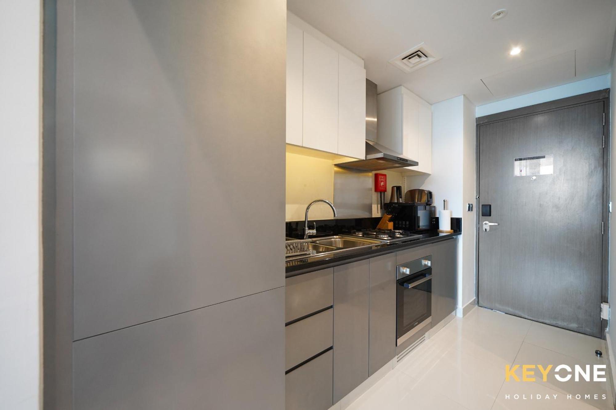 Sleek Studio In Prive With Stunning Canal View Dubai Bagian luar foto