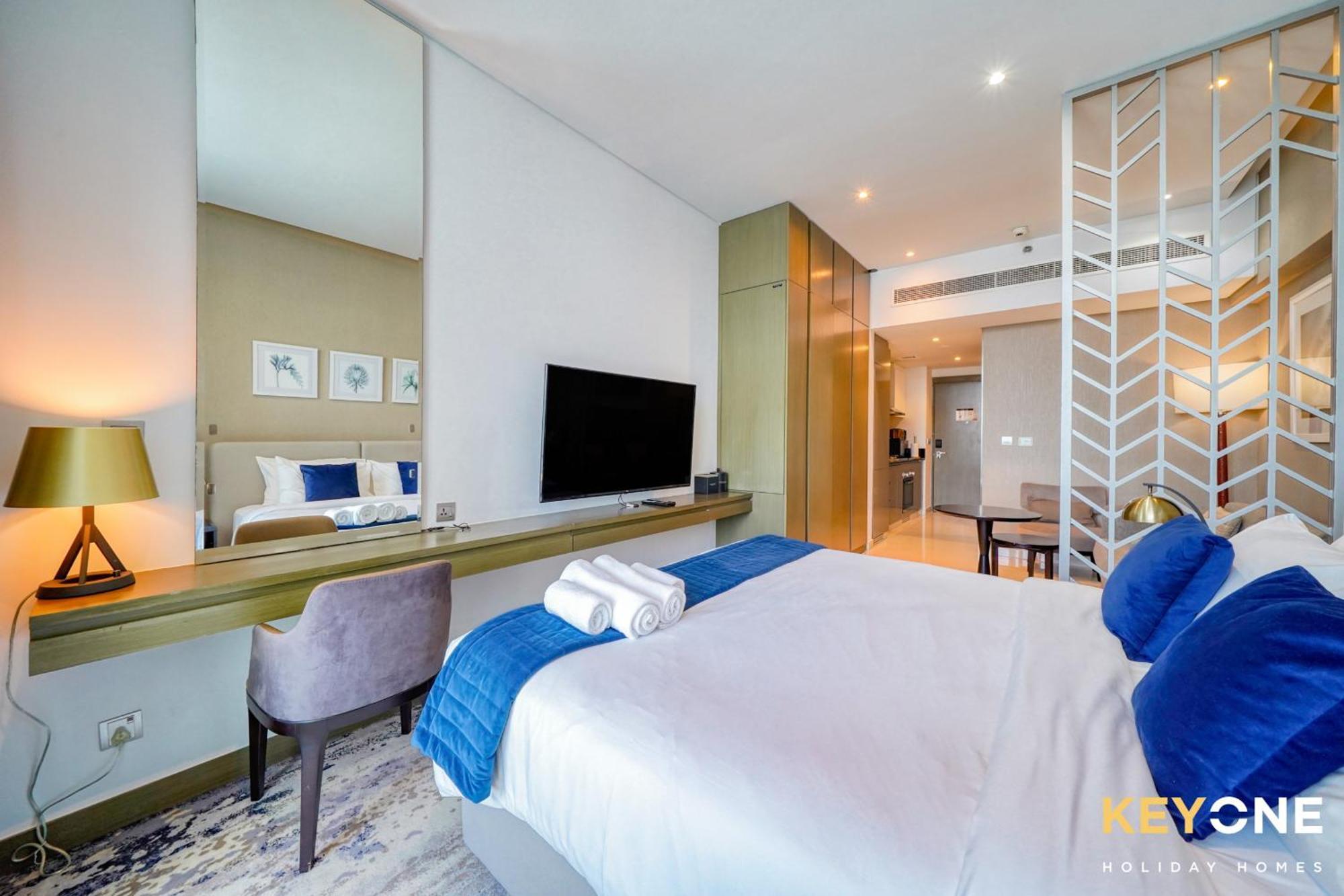 Sleek Studio In Prive With Stunning Canal View Dubai Bagian luar foto