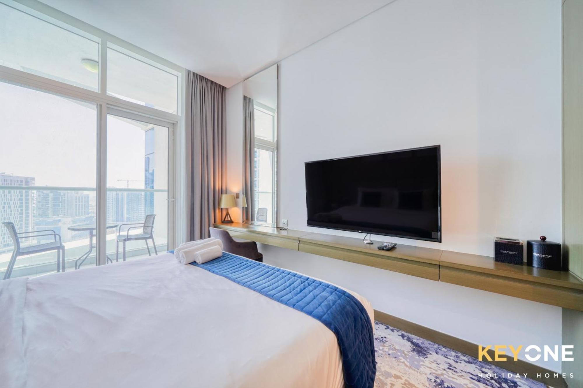 Sleek Studio In Prive With Stunning Canal View Dubai Bagian luar foto