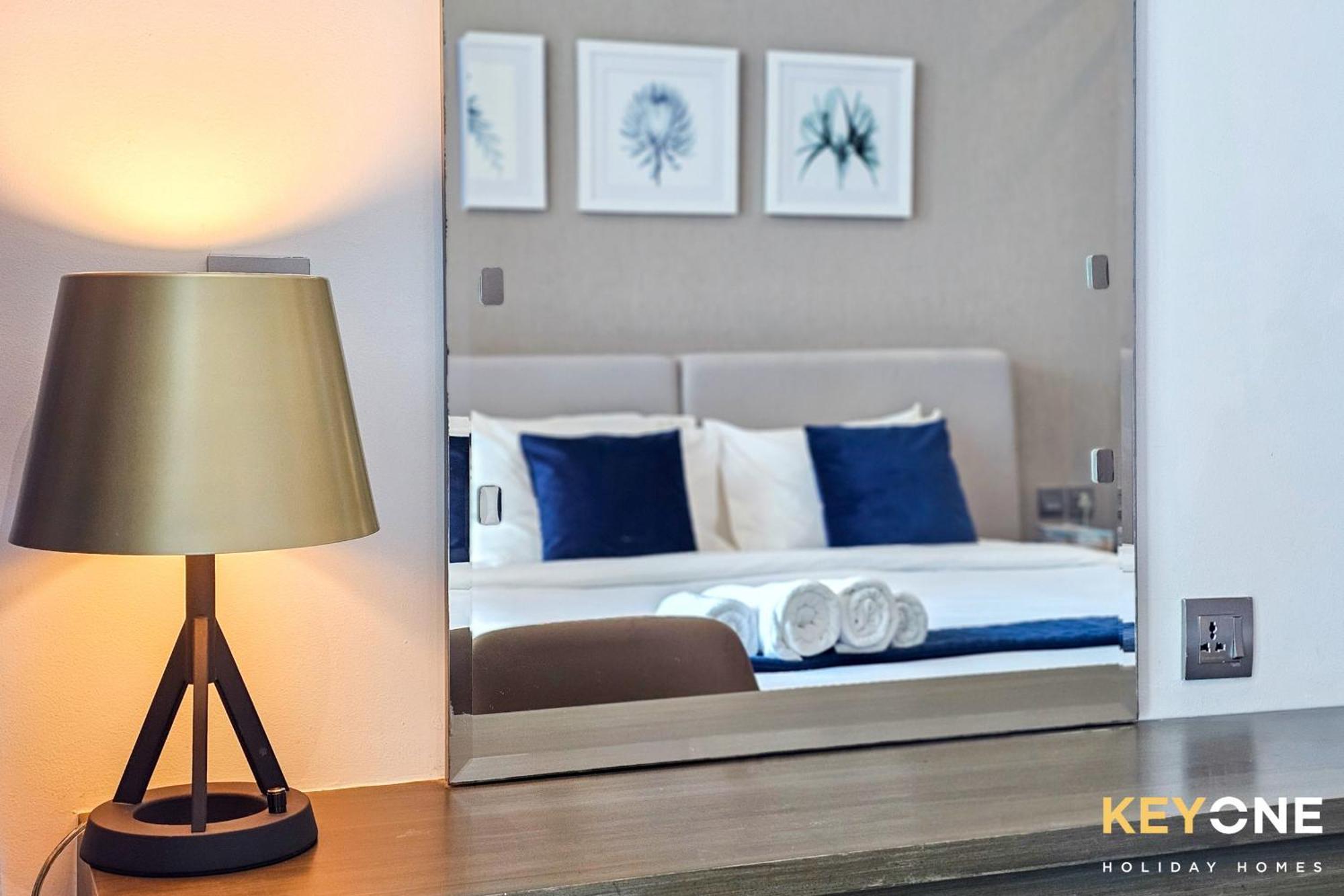 Sleek Studio In Prive With Stunning Canal View Dubai Bagian luar foto