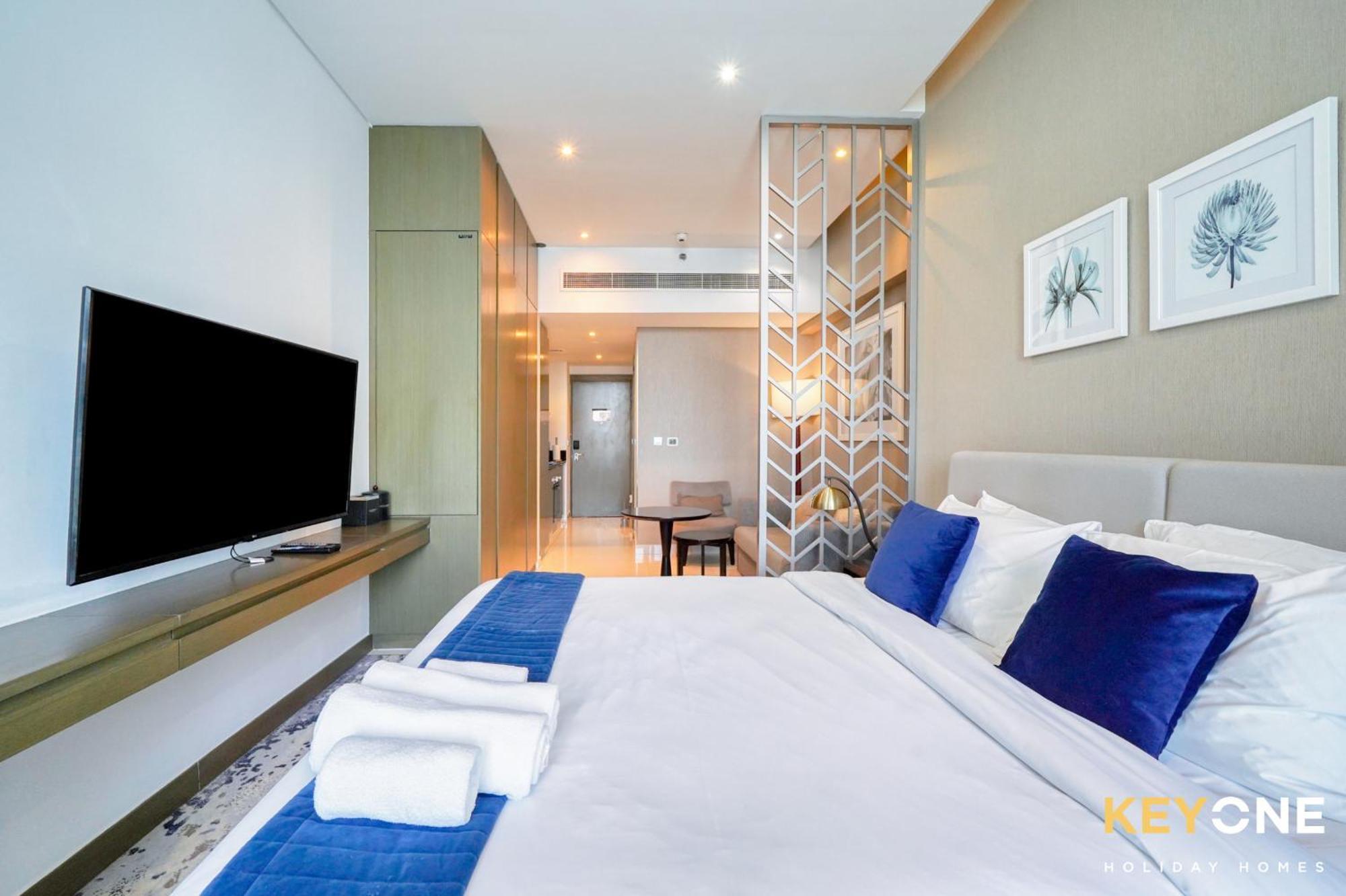 Sleek Studio In Prive With Stunning Canal View Dubai Bagian luar foto
