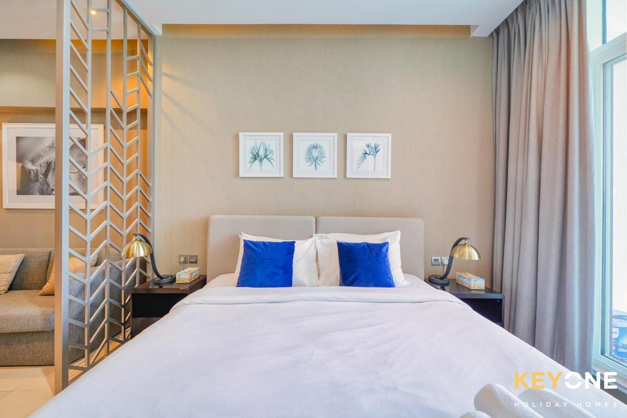 Sleek Studio In Prive With Stunning Canal View Dubai Bagian luar foto