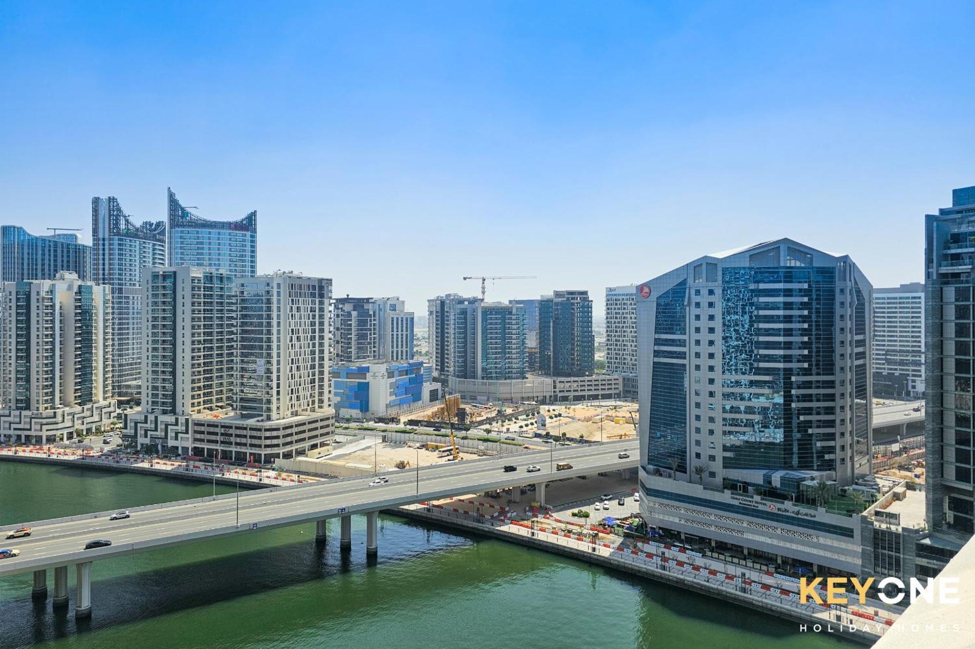 Sleek Studio In Prive With Stunning Canal View Dubai Bagian luar foto