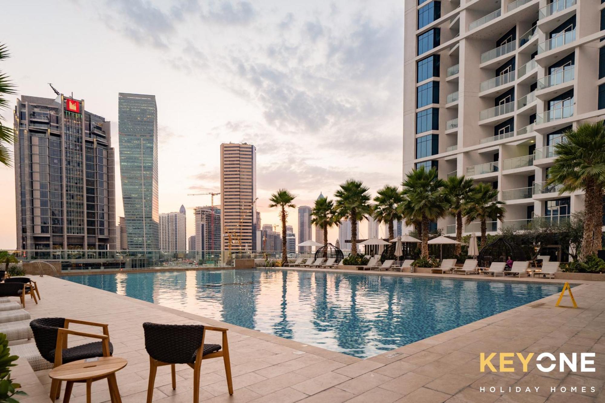Sleek Studio In Prive With Stunning Canal View Dubai Bagian luar foto