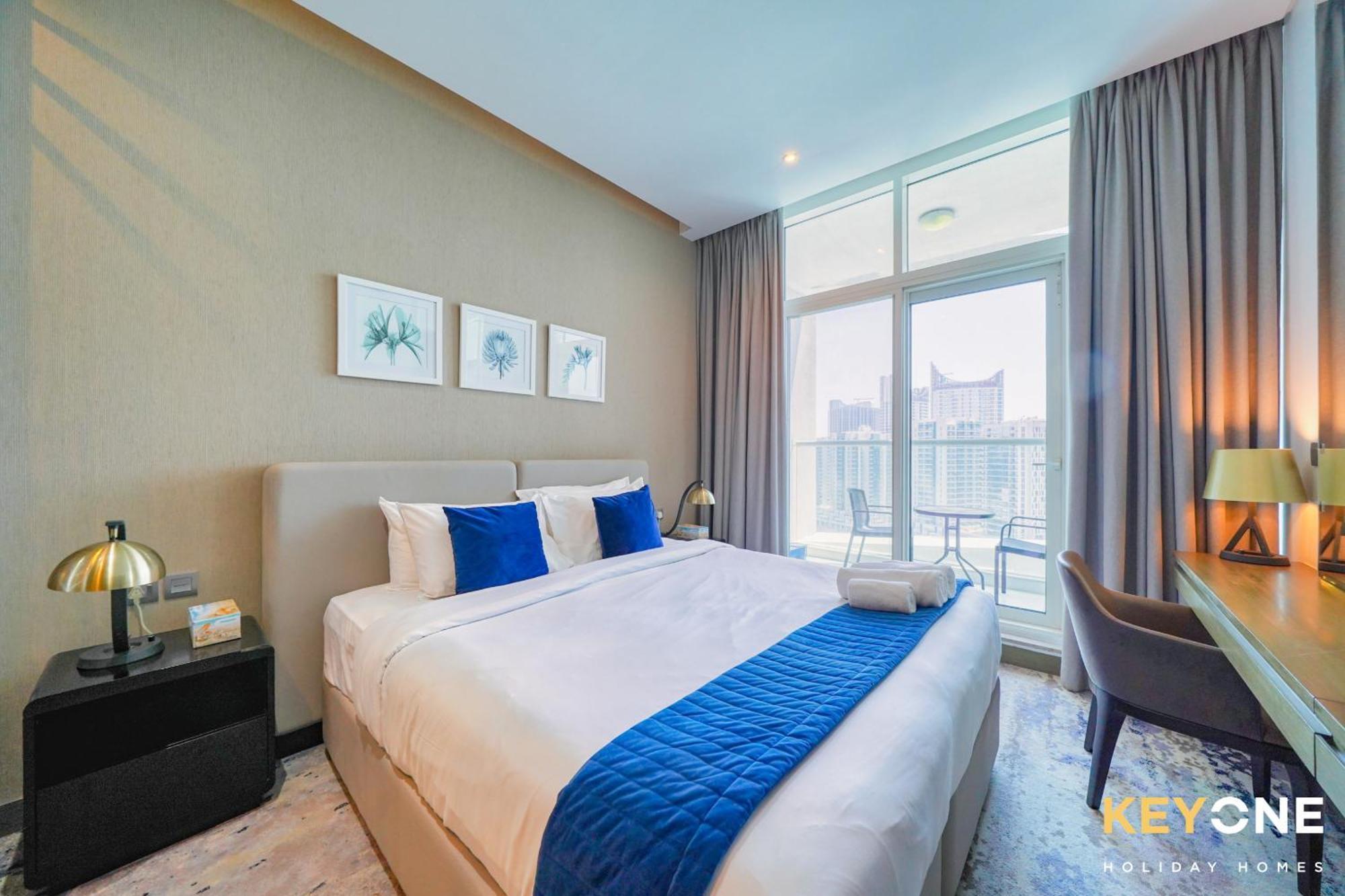 Sleek Studio In Prive With Stunning Canal View Dubai Bagian luar foto